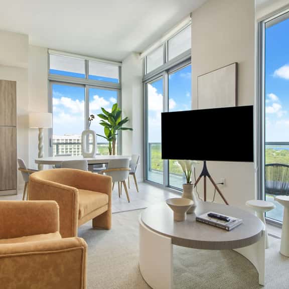 Penthouse W/Bayviews! 2 Bdrm Condo In Miami Design - Image 1