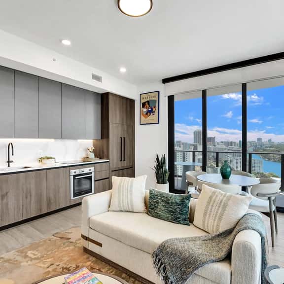 20th Floor Luxe Escape | Pool, Gym & Beach Access - Image 1