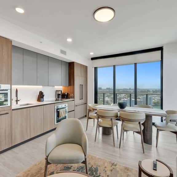 Luxury in the Sky | 17th Floor 3BR Beach Escape - Image 1