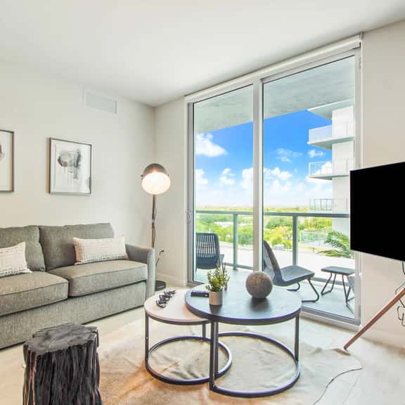 Bay & Pool View! Modern 1Bdrm-Miami Design Dist - Image 1