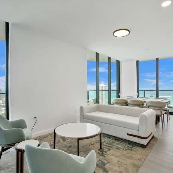 4BR Beach Retreat | Pool, Gym & Ocean Views - Image 1