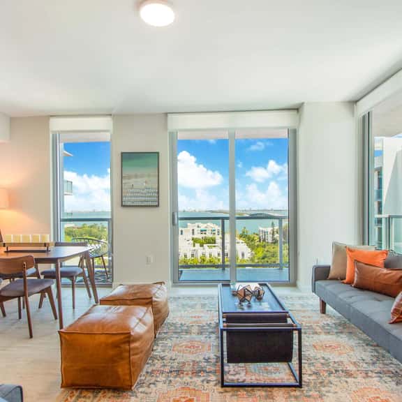 Modern Rustic 1Bdrm Condo W/Bay & Pool Views - Image 1