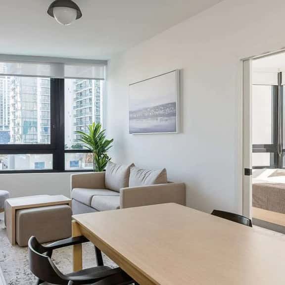 Luxury 2/2 Condo Downtown Miami with Free Parking - Image 1