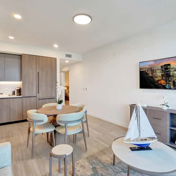 Sunny Modern 1BR | Pool, Gym & Beach Access - Image 1