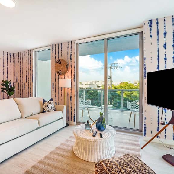 Boho Chic 1Bdrm+Den Condo-Miami Design Dist - Image 1