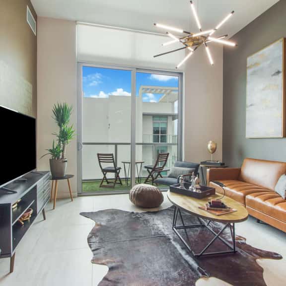 Stylish Penthouse 1 Bdrm Condo Great Views - Image 1