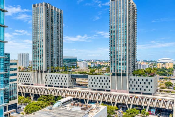 Amazing Trendy New 1/1 Condo,Downtown Miami 21st F - Image 3
