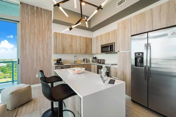Two Bedrooms Condo With City Views - Image 2