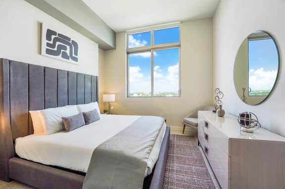 Two Bedrooms Condo With City Views - Image 4