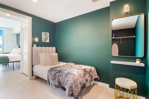 One Bedroom Condo King Bed Plus Den. - Image 4