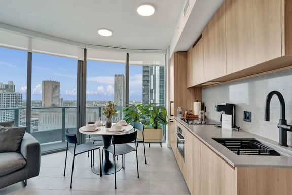 Trendy Miami Area, Downtown Miami 1/1 29th floor - Image 3