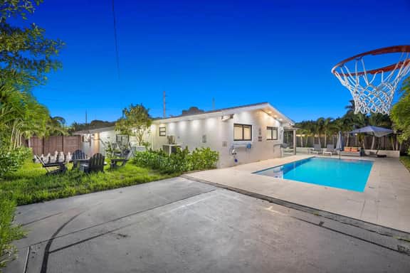 Miami 4BR Villa Heated Pool, Game & Basketball - Image 5