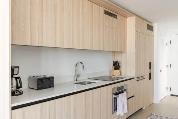 Upscale 2/2 Condo Downtown Miami with Free Parking - Image 5