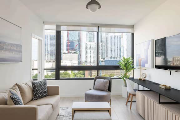 Upscale 2/2 Condo Downtown Miami with Free Parking - Image 2