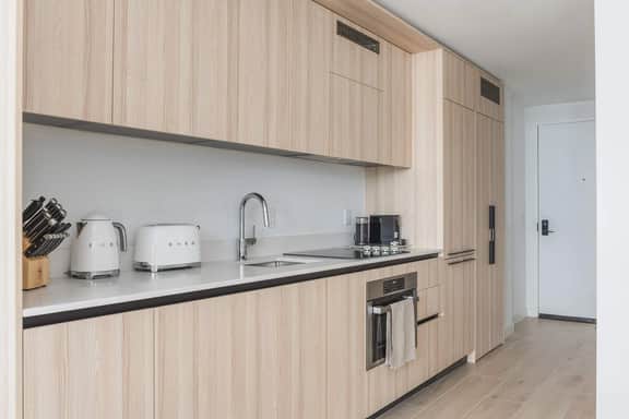 NEW Modern 1/1 Condo Downtown Miami Free Parking! - Image 3