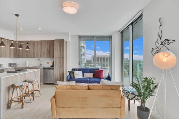 Stunning Bay Views 2 Bdrm Condo - Image 5