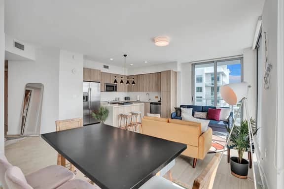 Stunning Bay Views 2 Bdrm Condo - Image 4