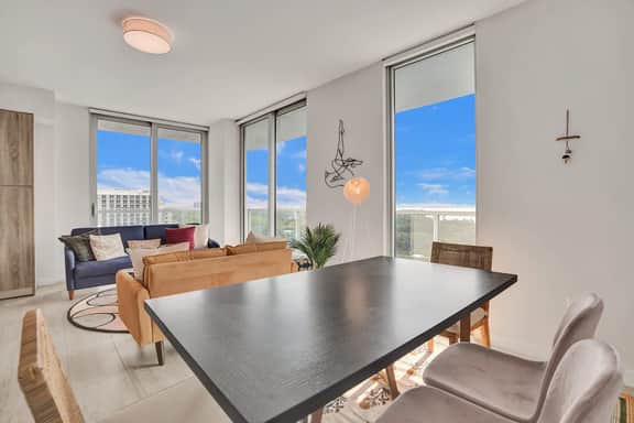 Stunning Bay Views 2 Bdrm Condo - Image 3
