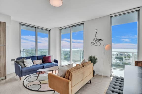 Stunning Bay Views 2 Bdrm Condo - Image 2