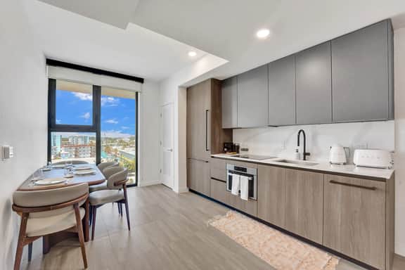 Luxe 1BR at 72 Park | Balcony & Miami Skyline - Image 3