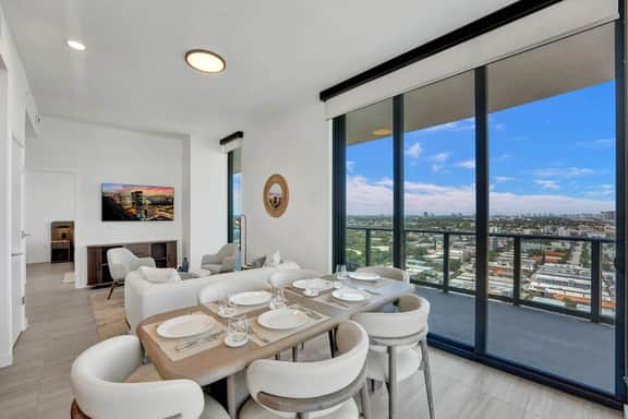 20th-Floor 4BR Haven | Breathtaking Ocean Views - Image 5
