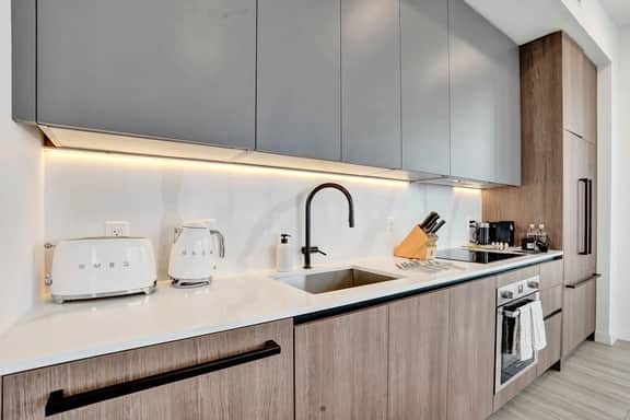 21st-Floor Corner 2BR | Water Views, Miami Beach - Image 5