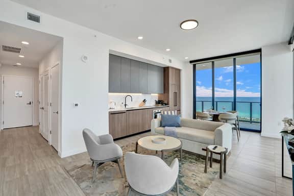 21st-Floor Corner 2BR | Water Views, Miami Beach - Image 4