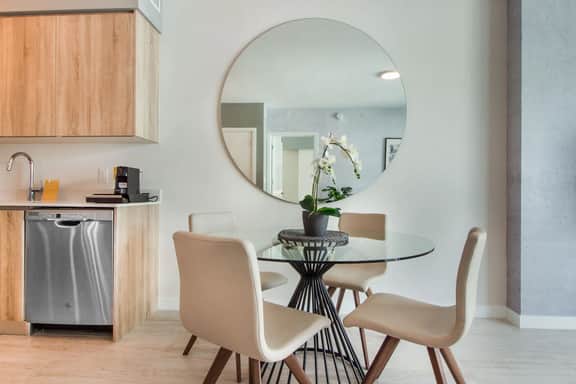 Modern 1 Bdrm Condo With Pool & Bay Views - Image 2