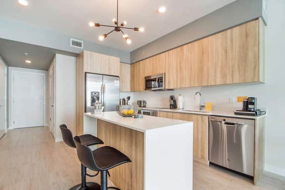 Modern 1 Bdrm Condo With Pool & Bay Views - Image 5