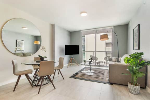 Modern 1 Bdrm Condo With Pool & Bay Views - Image 4