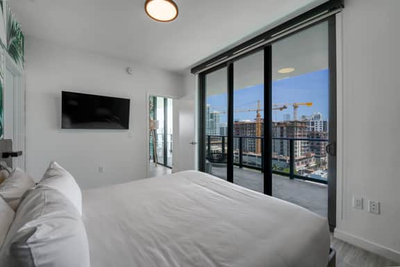 10th F Luminous 2BR/2BA | Pool, Gym & Miami Beach - Image 5