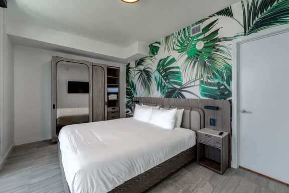 10th F Luminous 2BR/2BA | Pool, Gym & Miami Beach - Image 3