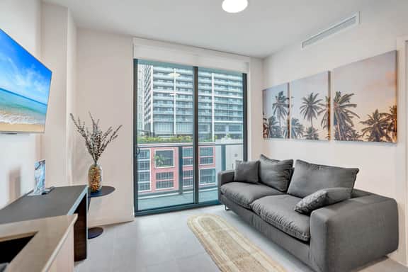 Stunning Views Downtown Miami 1/2+Den 15th Floor - Image 3