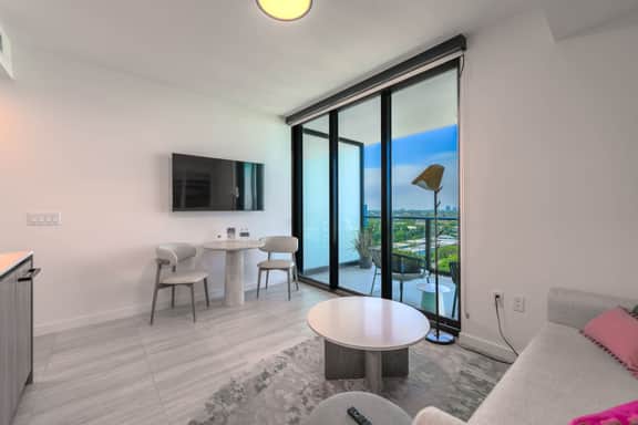 Modern 1BR Oasis | Pool, Gym & Miami Beach Access - Image 3