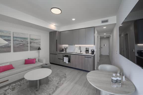 Modern 1BR Oasis | Pool, Gym & Miami Beach Access - Image 5