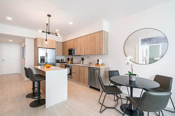 Modern Decor W/ Bay Views 1 Bdrm Condo - Image 4