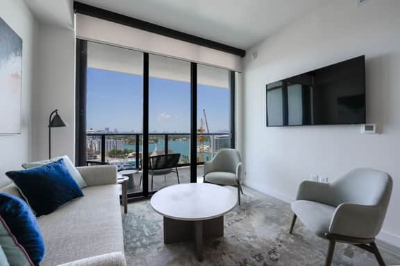 Modern 1BR, 15th Floor | Pool & Fitness Center - Image 3