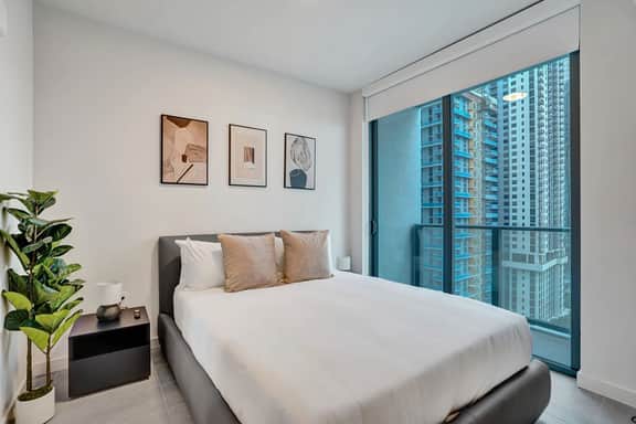 Amazing view Downtown Miami 1BR + Den. Luxe suit 18th Floor - Image 2
