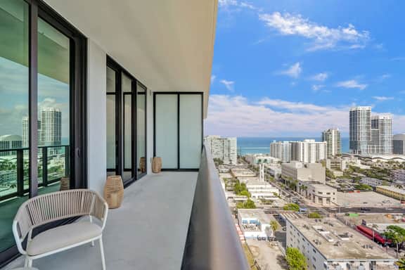 18th Floor Beachside Oasis | Pool, Gym & Beach - Image 4