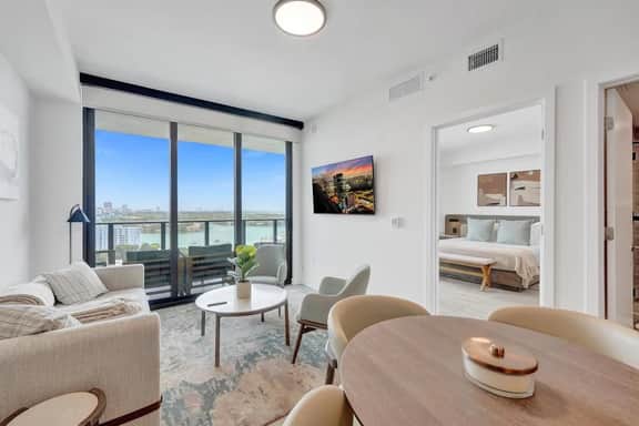 Luxe Coastal Retreat | 16th Floor Near Beach &Pool - Image 4