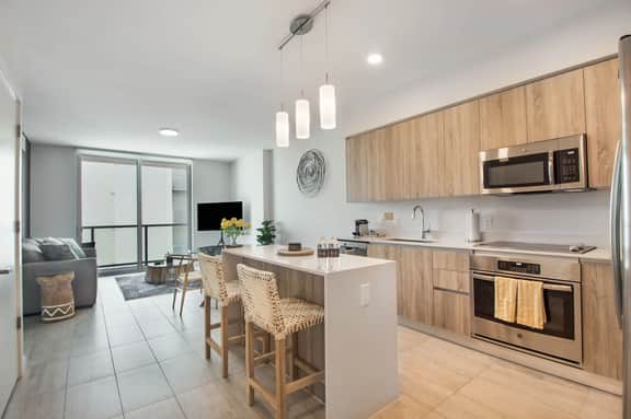 Gorgeous 1 Bdrm Condo Pool & Bay Views - Image 3