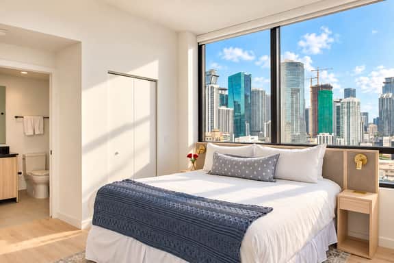Stylish 2BR Retreat in Downtown Miami Free Parking - Image 2