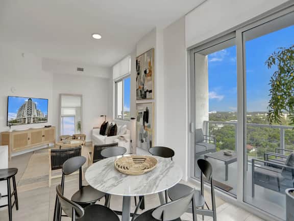 Urban Design 2 Bdrm Bay views Penthouse - Image 4