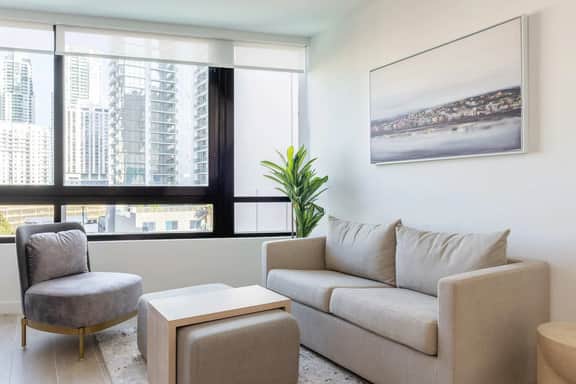 Stunning 1/1 Condo in Downtown Miami Free Parking - Image 2