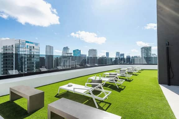 Stunning 1/1 Condo in Downtown Miami Free Parking - Image 3
