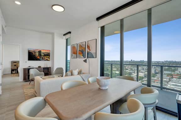 NEW: 21st Floor, Ocean Views | Pool, Gym & Beach - Image 4