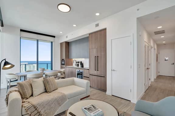 NEW: 21st Floor, Ocean Views | Pool, Gym & Beach - Image 3