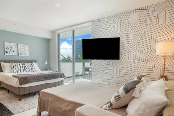 Large Studio W/Oversized Balcony & Bay Views! - Image 5