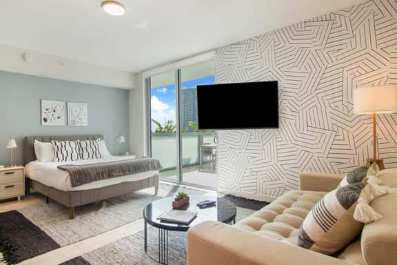 Large Studio W/Oversized Balcony & Bay Views! - Image 4