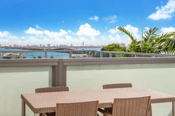 Large Studio W/Oversized Balcony & Bay Views! - Image 3